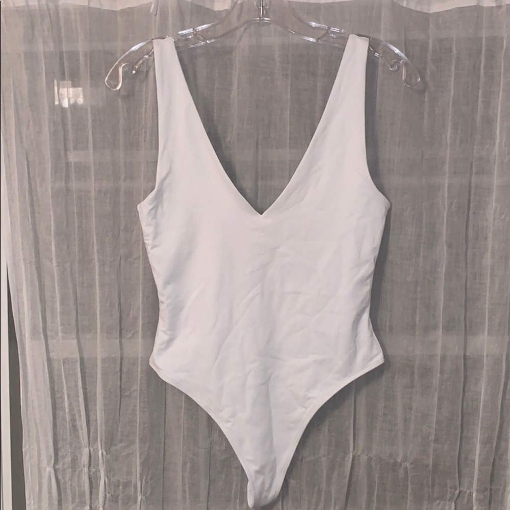 Aritizia Babaton V-Neck Contour Bodysuit - NWT!!